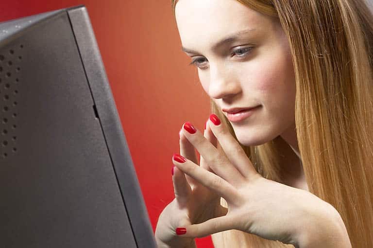 Mujer en el computador