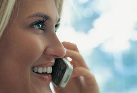 Mujer conversando en su telefono movil