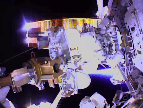 Cámaras subjetivas, generales e incluso desde el centro de mando son parte de esta caminata espacial en vivo.