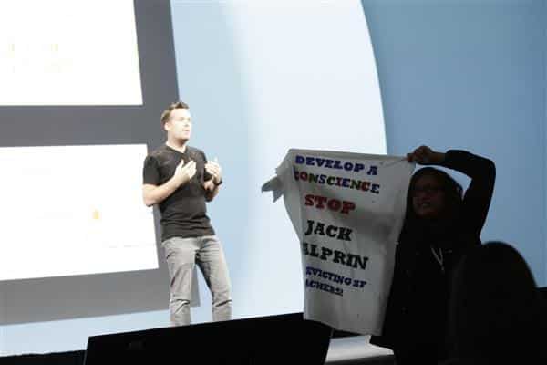 Google I/O 2014 se prestó hasta para que dos protestantes gritaran contra la compañía.