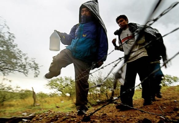 Tráfico de personas: Gente se aventura a atravesar las fronteras ilegalmente a través de Coyotes contactados en Facebook.