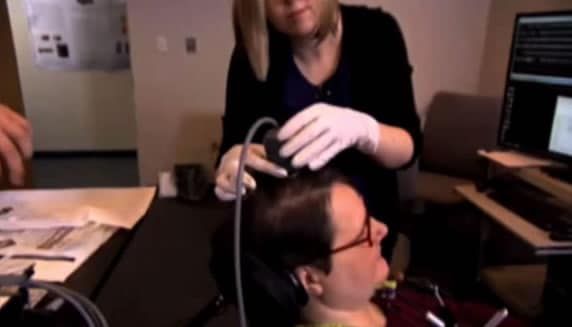 Literalmente la prótesis sensible al tacto se conecta directamente al cerebro.