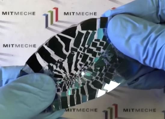 El pegamento es flexible y resistente como para estirar una placa de vidrio destruida.