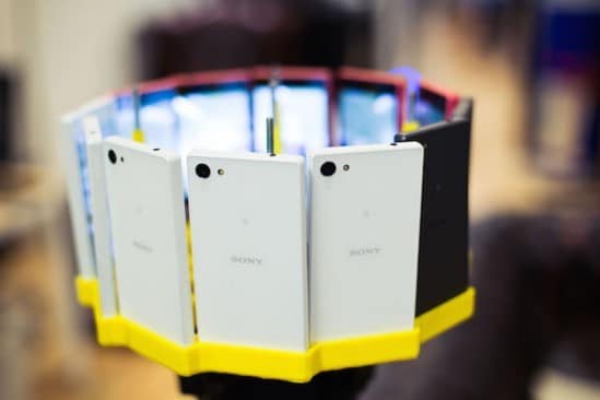 Así luce el armazón que prepararon para montar los 12 celulares.