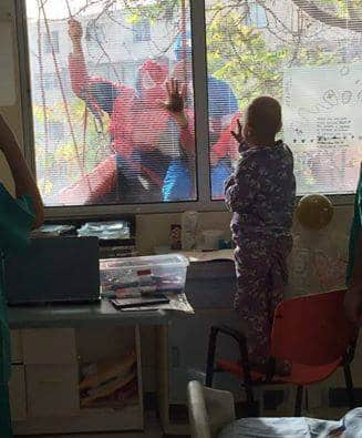 Así lo veían los niños desde el interior.