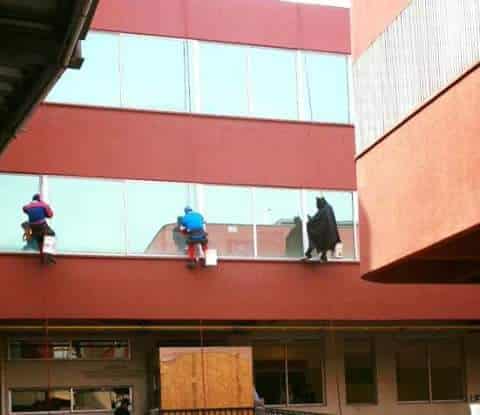 Spider-Man, Capitán América y Batman limpian el hospital de niños.